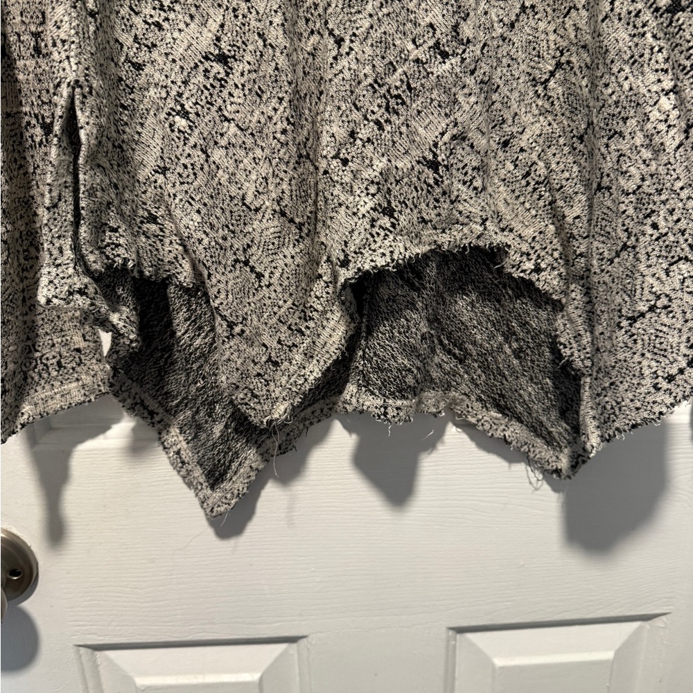 Knox Rose Gray and Black Asymmetrical Knit Top - Picture 6 of 7